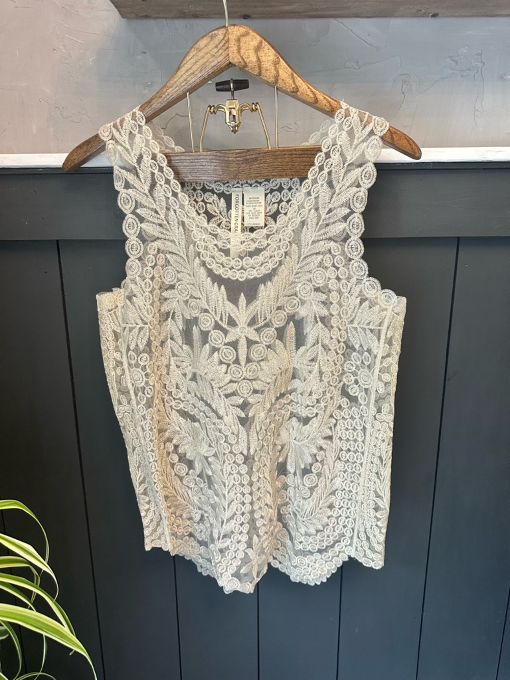 Forgotten Grace Beige Lace‎ Tank Top Size Medium Sheer Scalloped Romantic Cami